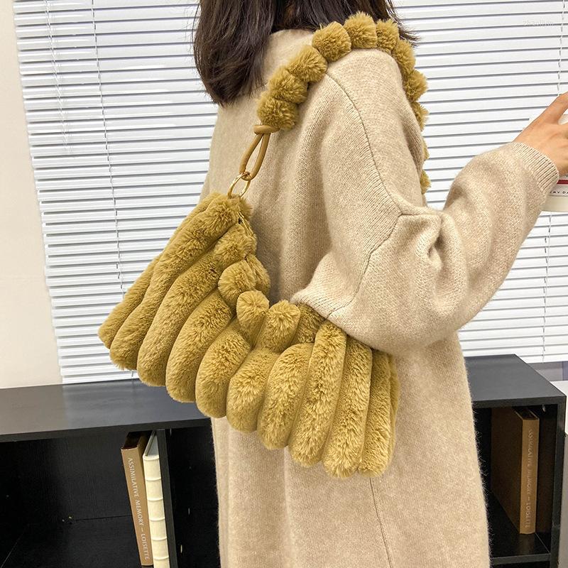 Evening Bags 2022 Factory Price Women Fur Shoulder Wool Handbags Totes Casual Winter 5 Colors Drop, Black
Evening Bags 2022 Factory Price Women Fur Shoulder Wool Handbags Totes Casual Winter 5 Colors Drop, Black