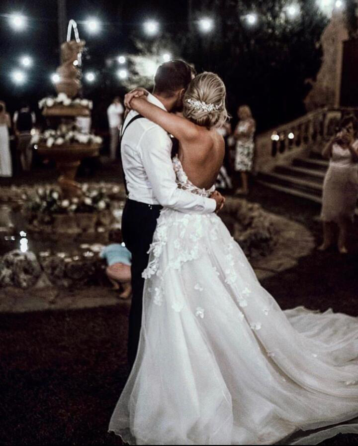 Sweetheart Neck Sweep Train A Line Wedding Dresses Bridal Gowns Tulle Sleeveless Beaded Wedding Dress With Hand Made Flowers
