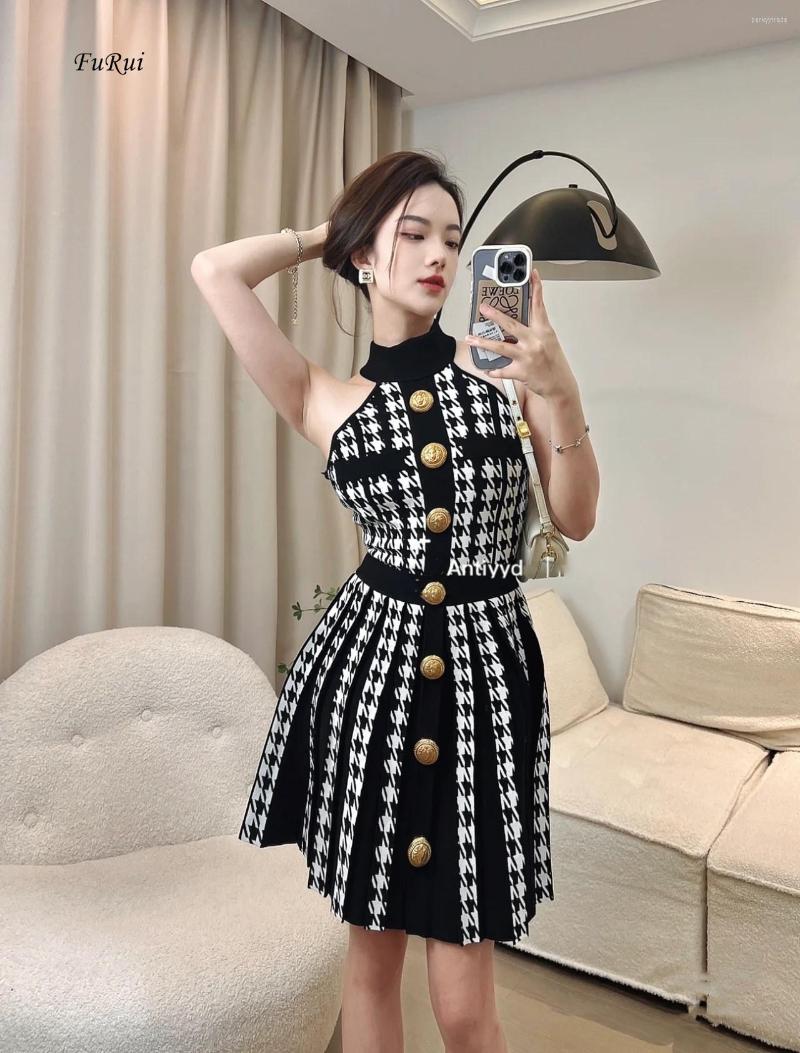 Casual Dresses Fu Rui 2022 Summer Sleeveless Black & White Houndstooth Pattern Quality Vintage Pleated Knit Halter Tank Dress
Casual Dresses Fu Rui 2022 Summer Sleeveless Black & White Houndstooth Pattern Quality Vintage Pleated Knit Halter Tank Dress