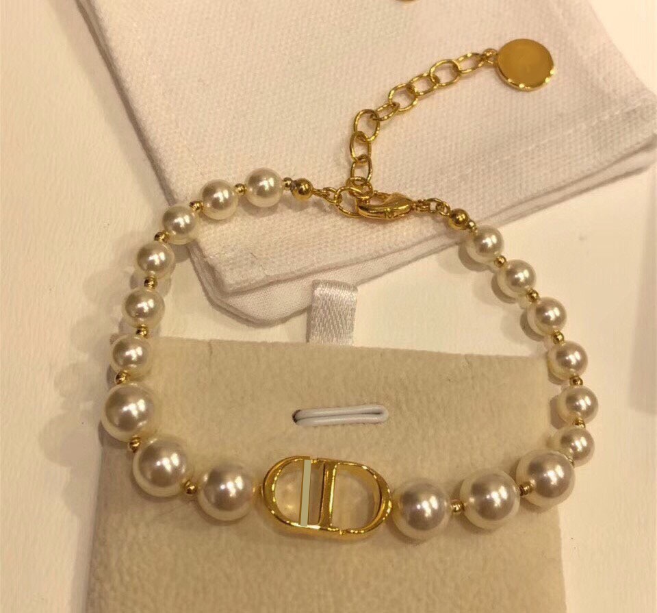 Elegant Original designer pearl Necklace bracelet earrings dangle branded logo letter D choker short 45cm extender chain 5cm girl women men boy gold Jewelry set
Elegant Original designer pearl Necklace bracelet earrings dangle branded logo letter D choker short 45cm extender chain 5cm girl women men boy gold Jewelry set