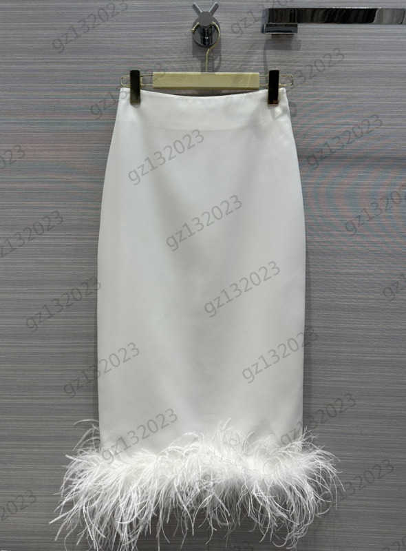 Womens Skirt Fashion Pure Handmade Ostrich Fur Medium Length Style High Waist Half Skirts Hemline Feather Trim Back Slit Designer Brand Women Clothing 2 Colors 1970
Womens Skirt Fashion Pure Handmade Ostrich Fur Medium Length Style High Waist Half Skirts Hemline Feather Trim Back Slit Designer Brand Women Clothing 2 Colors 1970