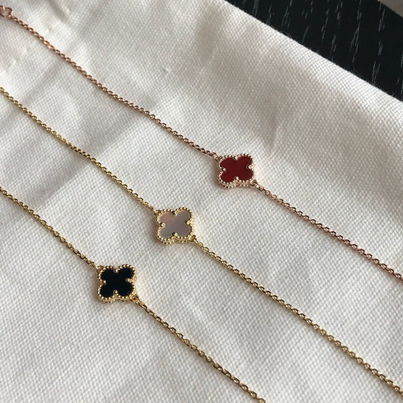 3Colors Designers Fashion Design Double Side 4-Clover Charm Bracelets 18K Gold Stainless Steel Luxury Bracelet Mini Jewelry for Gift
3Colors Designers Fashion Design Double Side 4-Clover Charm Bracelets 18K Gold Stainless Steel Luxury Bracelet Mini Jewelry for Gift