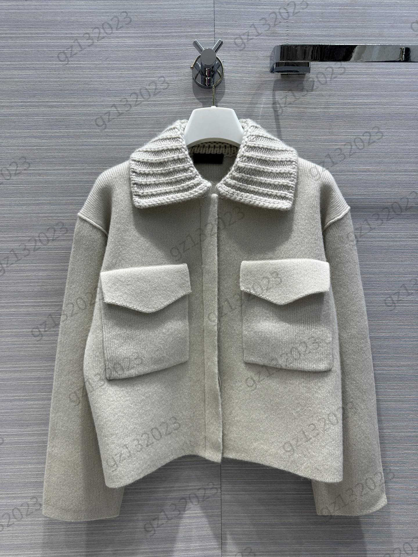 Womens Jackets Temperament Lapel Design Cashmere Short Jackets Single Row Button Pockets Long Sleeve Warm Coats Elegance Luxury Women Apparel
Womens Jackets Temperament Lapel Design Cashmere Short Jackets Single Row Button Pockets Long Sleeve Warm Coats Elegance Luxury Women Apparel