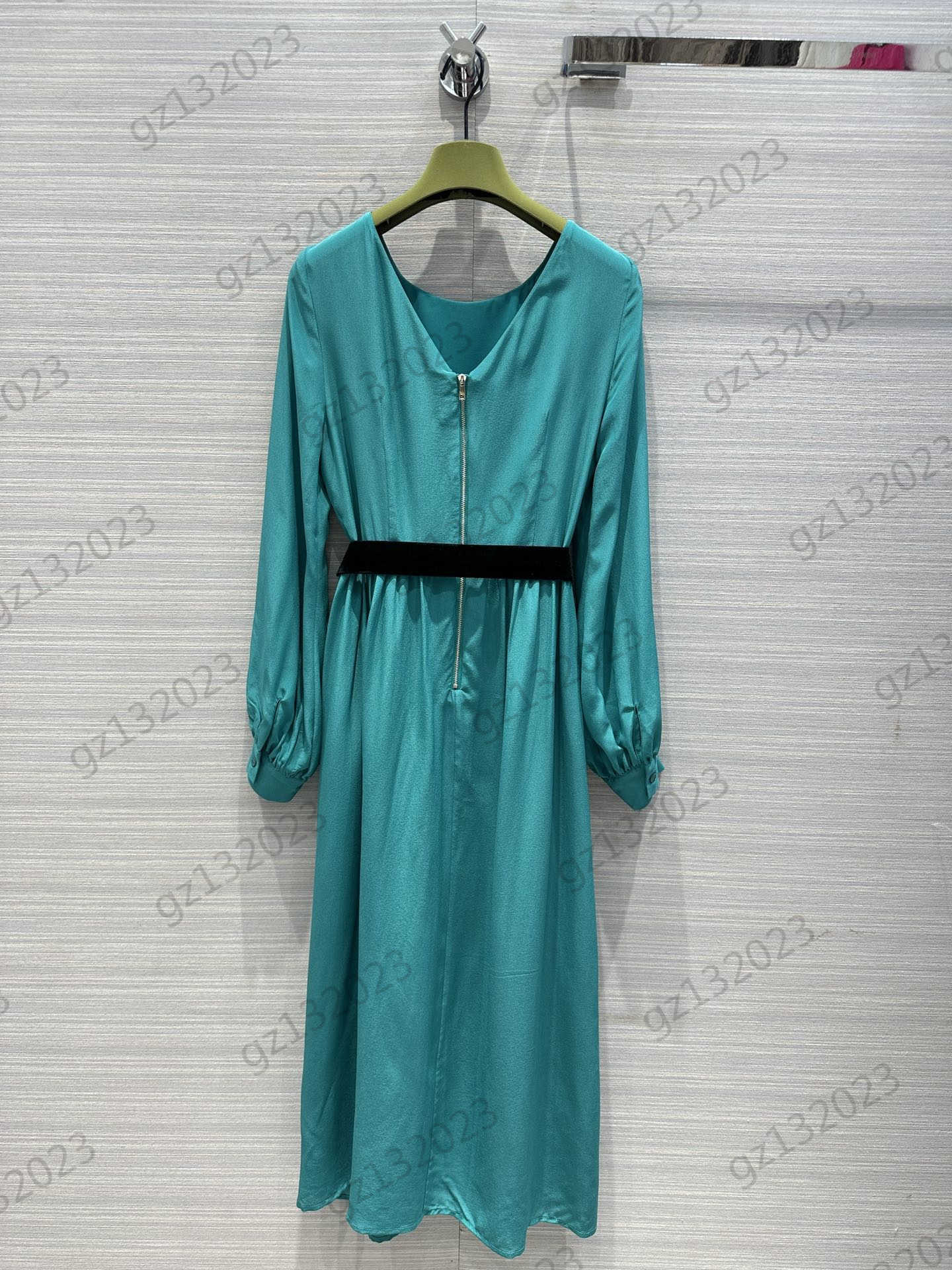 Casual Dresses Womens Designer Dress Silk Fabric Match Contrast Colors Velvet Belt V-neck Lantern Sleeve Dress Chain Trim V-neck Slim Maxiskit Women Clothing
Casual Dresses Womens Designer Dress Silk Fabric Match Contrast Colors Velvet Belt V-neck Lantern Sleeve Dress Chain Trim V-neck Slim Maxiskit Women Clothing