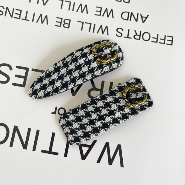 Knitted Thousand Bird Plaid Hairpin Fashion Classic Headwear Simple Black And White Design Hair Clip Korean Style Girl Hair Accessories Popular Brand Gift, #1
Knitted Thousand Bird Plaid Hairpin Fashion Classic Headwear Simple Black And White Design Hair Clip Korean Style Girl Hair Accessories Popular Brand Gift, #1