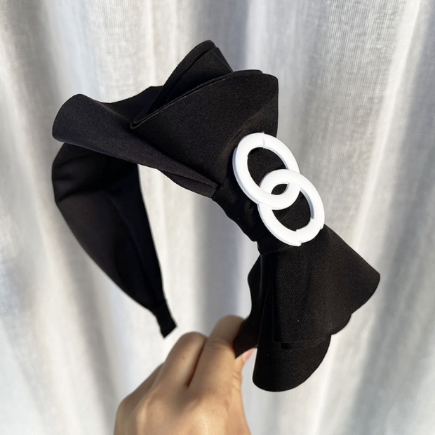 Designer Head Scarf Simple Satin Hair Band Bow Knot Headband Temperament Luxury Solid Black and White Hair Clip Headdress Fashion Couple Family Gift
Designer Head Scarf Simple Satin Hair Band Bow Knot Headband Temperament Luxury Solid Black and White Hair Clip Headdress Fashion Couple Family Gift