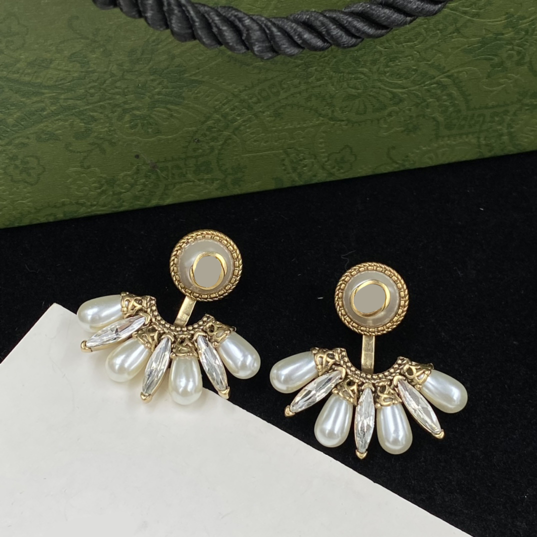 Luxury Pearl Diamond Charm Earrings Interlocking Letters Eardrops Women Rhinestone Studs Fan Shaped Crystal Dangler With Box
Luxury Pearl Diamond Charm Earrings Interlocking Letters Eardrops Women Rhinestone Studs Fan Shaped Crystal Dangler With Box