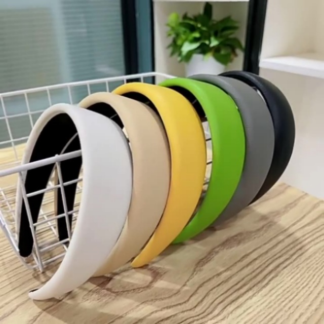 Designer Head Scarf Fashion Couple Korean Hairpin Solid Hair Hoop Wide Brim Sponge Hair Band Retro Style Accessories Classic Design Gift, Black
Designer Head Scarf Fashion Couple Korean Hairpin Solid Hair Hoop Wide Brim Sponge Hair Band Retro Style Accessories Classic Design Gift, Black