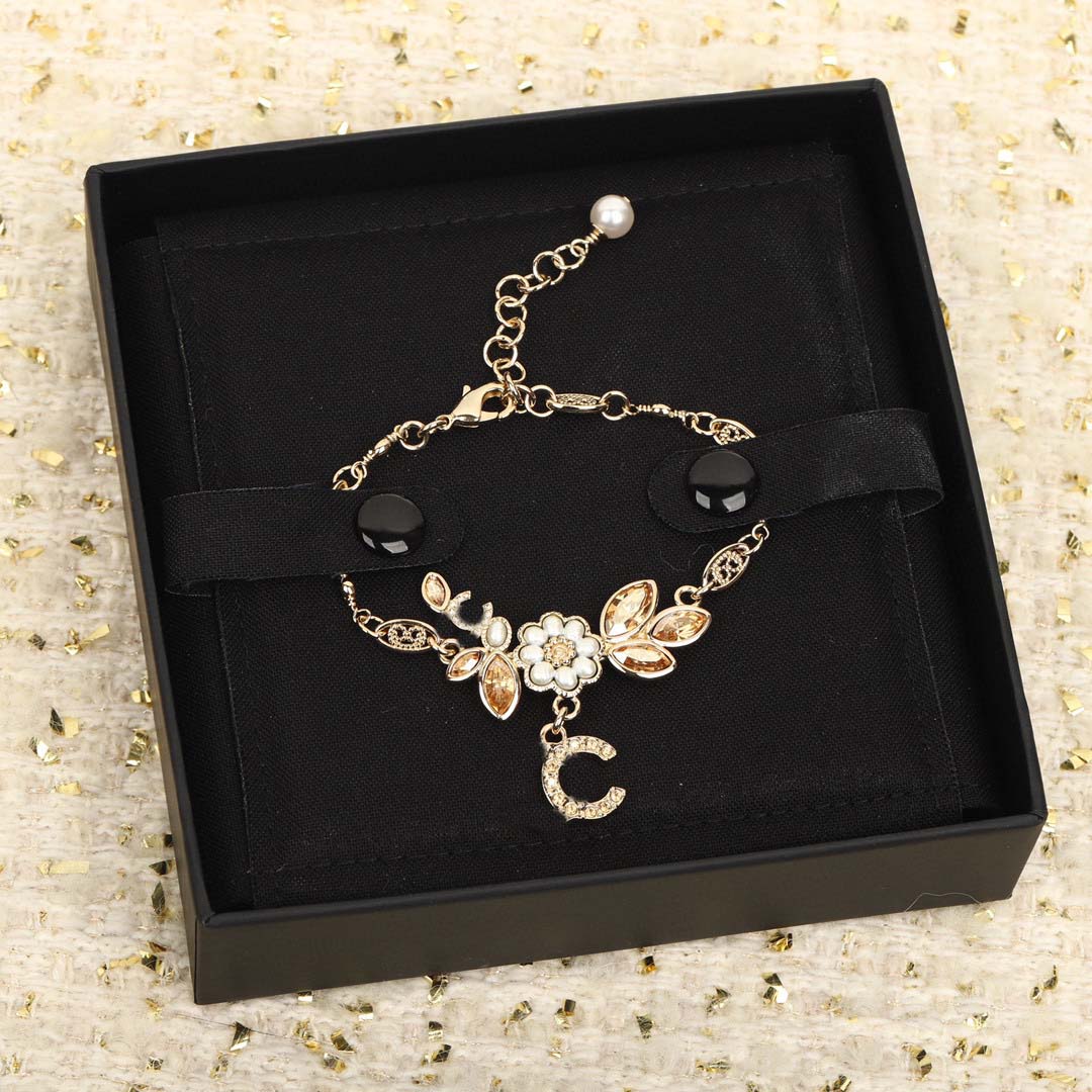 Luxury quality charm bracelets with diamond and crystal beads chain in 18k gold plated have stamp PS7450A