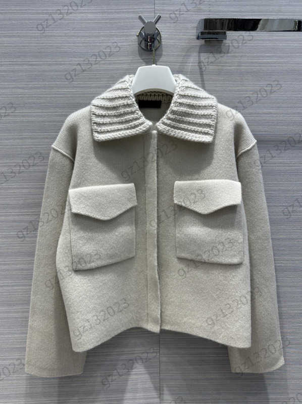 Womens Jackets Temperament Lapel Design Cashmere Short Jackets Single Row Button Pockets Long Sleeve Warm Coats Elegance Luxury Women Apparel 1970
Womens Jackets Temperament Lapel Design Cashmere Short Jackets Single Row Button Pockets Long Sleeve Warm Coats Elegance Luxury Women Apparel 1970