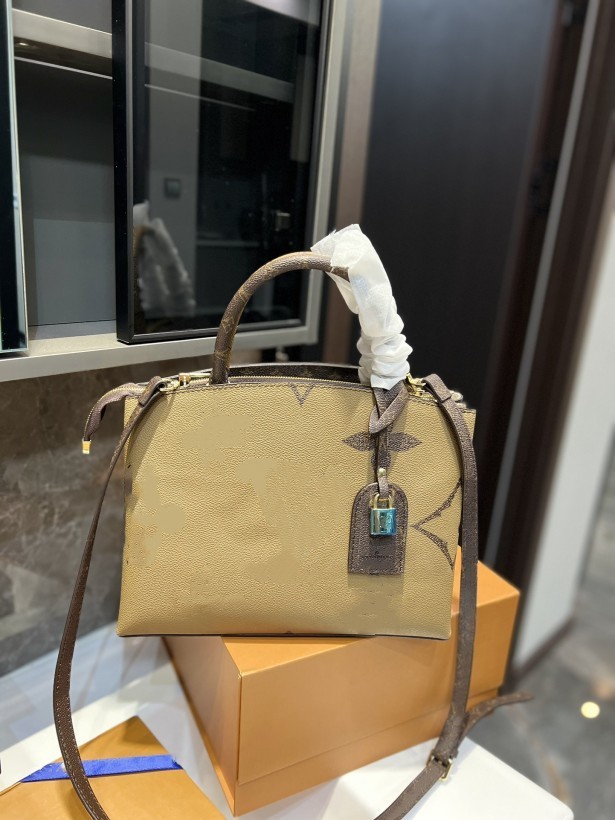 Women Designers Genuine leather Shoulder Bags Retiro Totes Crafty onthego Handbag Crossbody Ladies Handbags With Original Dust Bag Detachable Shoulder Strap, Extra shipping
Women Designers Genuine leather Shoulder Bags Retiro Totes Crafty onthego Handbag Crossbody Ladies Handbags With Original Dust Bag Detachable Shoulder Strap, Extra shipping
