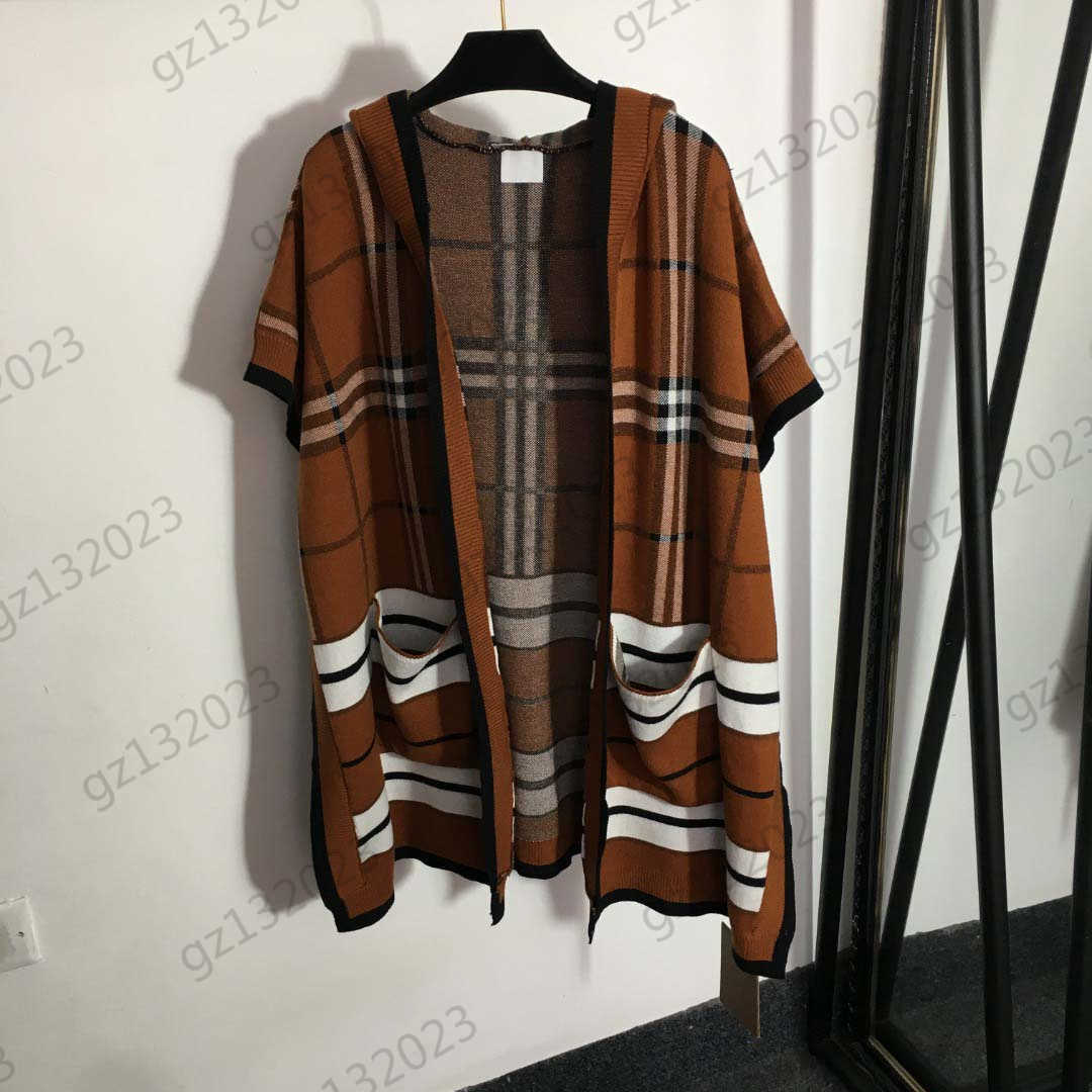 Womens Jackets Contrast Color Check Cape Style Hooded Cardigan Jackets Short Sleeve Pocket Design Warm Coats Fashion Designer Brand Women Clothing 2 Colors
Womens Jackets Contrast Color Check Cape Style Hooded Cardigan Jackets Short Sleeve Pocket Design Warm Coats Fashion Designer Brand Women Clothing 2 Colors