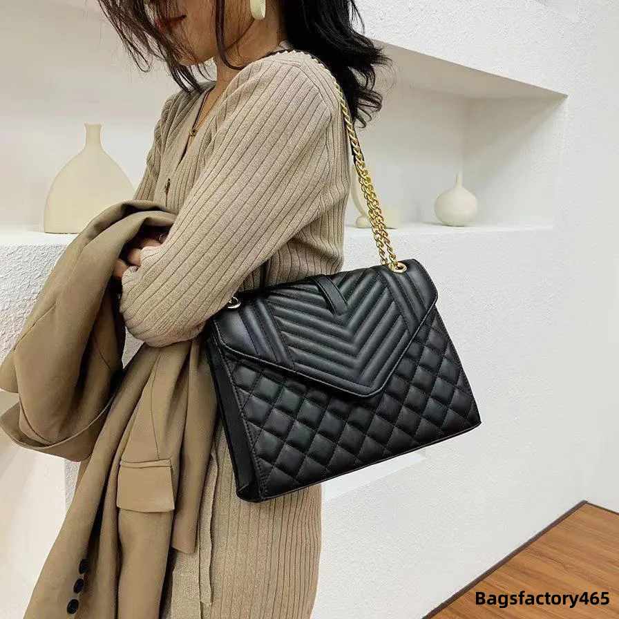 Women Fashion Chain Bags Crossbody Mini Luxury Designer Brand Fashion Shoulder Bags Handbags High Quality Women Letter Purse Phone Bag Wallet, Red with gold logo 22x18cm
Women Fashion Chain Bags Crossbody Mini Luxury Designer Brand Fashion Shoulder Bags Handbags High Quality Women Letter Purse Phone Bag Wallet, Red with gold logo 22x18cm