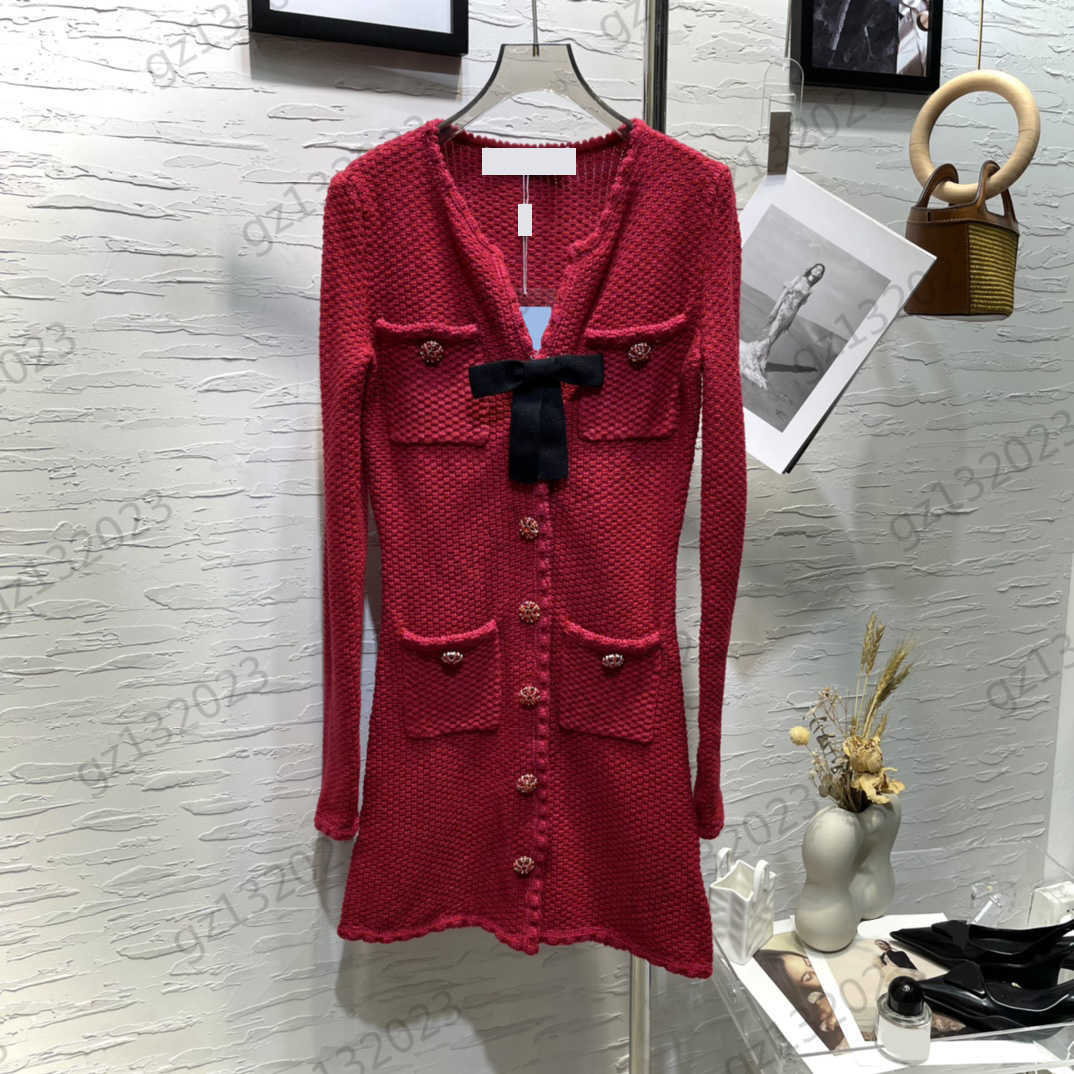 Casual Dresses Womens Designer Dress Color Contrast Bow Decoration V-neck Long-sleeved Knit Dress Pocket Button Waist Folding Design Maxiskit Women Clothing
Casual Dresses Womens Designer Dress Color Contrast Bow Decoration V-neck Long-sleeved Knit Dress Pocket Button Waist Folding Design Maxiskit Women Clothing
