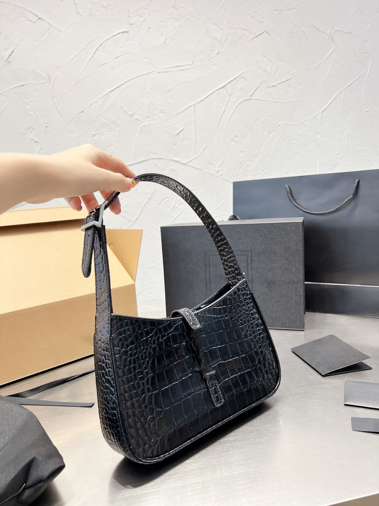 Crocodile skin underarm bag Autumn Winter Women Handbag Brand Luxury designer shoulder bag Black Leather Purse, Yellow
Crocodile skin underarm bag Autumn Winter Women Handbag Brand Luxury designer shoulder bag Black Leather Purse, Yellow