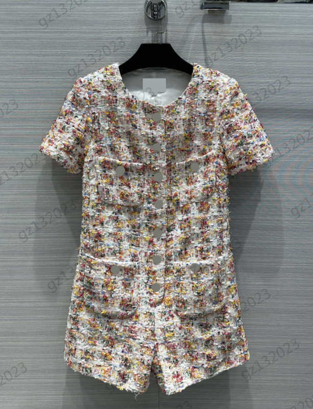 Womens Designer Jumpsuit Contrast Color Soft Tweed Weave Jumpsuits Custom Button-down Short Sleeves Bodysuit Shorts Fashion Brand Early Spring Women Apparel 1970
Womens Designer Jumpsuit Contrast Color Soft Tweed Weave Jumpsuits Custom Button-down Short Sleeves Bodysuit Shorts Fashion Brand Early Spring Women Apparel 1970