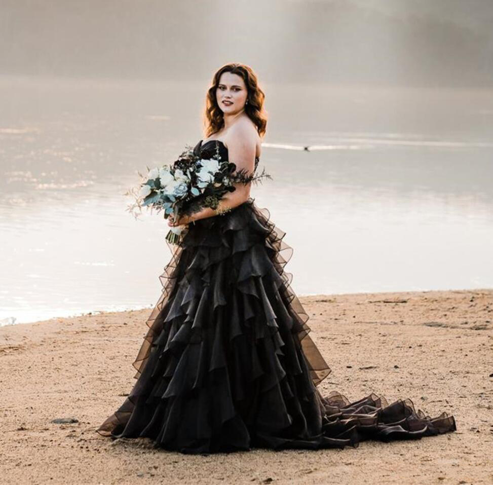Black A e Tiered Ruffles Bridal Gowns Plus Size Sweetheart Neck Tulle Lace-up Back Long Gothic Wedding Dresses