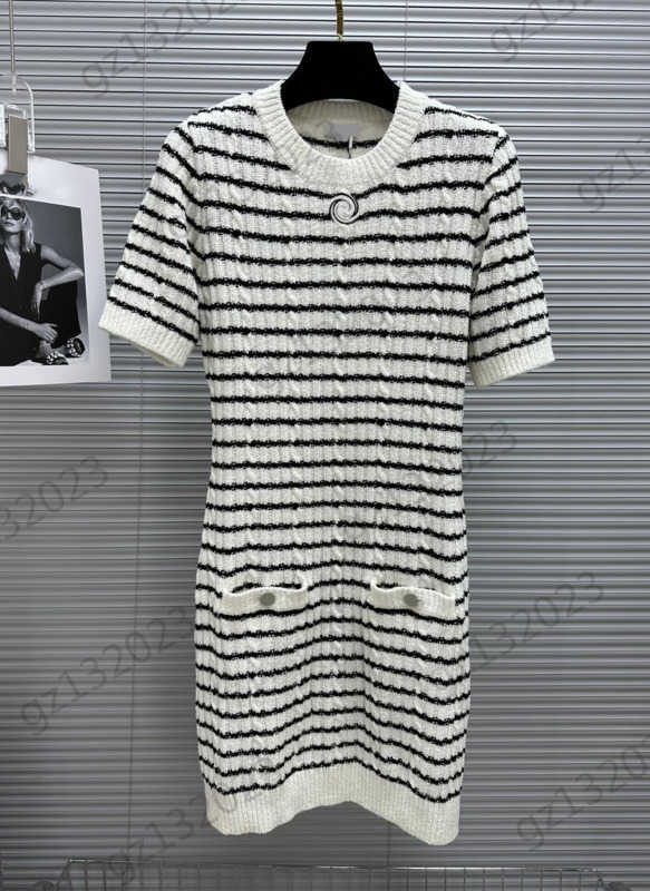 Casual Dresses Womens Designer Dress Classic Contrast Color Stripes Pocket Short Sleeve Crew Neck Knitted Dress Back Hollow Out Design Maxiskit Women Apparel 1970, 16
Casual Dresses Womens Designer Dress Classic Contrast Color Stripes Pocket Short Sleeve Crew Neck Knitted Dress Back Hollow Out Design Maxiskit Women Apparel 1970, 16