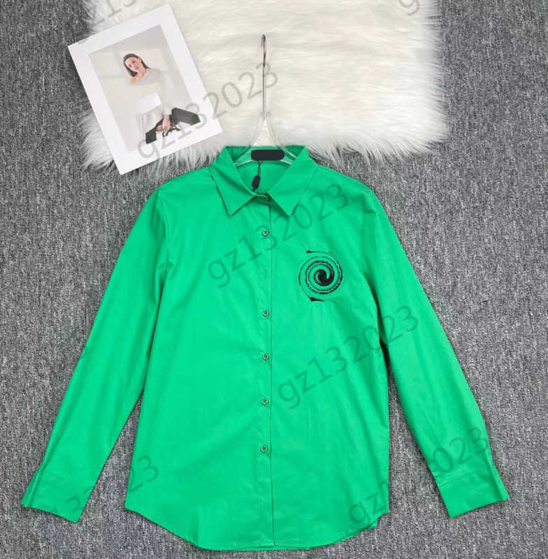 Womens Blouses Shirts Tops Classic Letter Logo Embroidery Lapel Blouse Curved Hem Design Button Open Long Sleeve Shirt Fashion Designer Women Clothes 4 Colors 1970
Womens Blouses Shirts Tops Classic Letter Logo Embroidery Lapel Blouse Curved Hem Design Button Open Long Sleeve Shirt Fashion Designer Women Clothes 4 Colors 1970