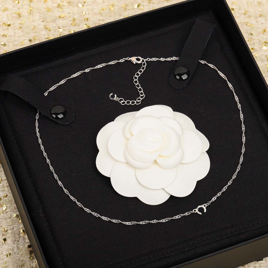 2023 Luxury quality Charm silver pendant necklace with extension chain in platinum color have box stamp PS7456A
2023 Luxury quality Charm silver pendant necklace with extension chain in platinum color have box stamp PS7456A