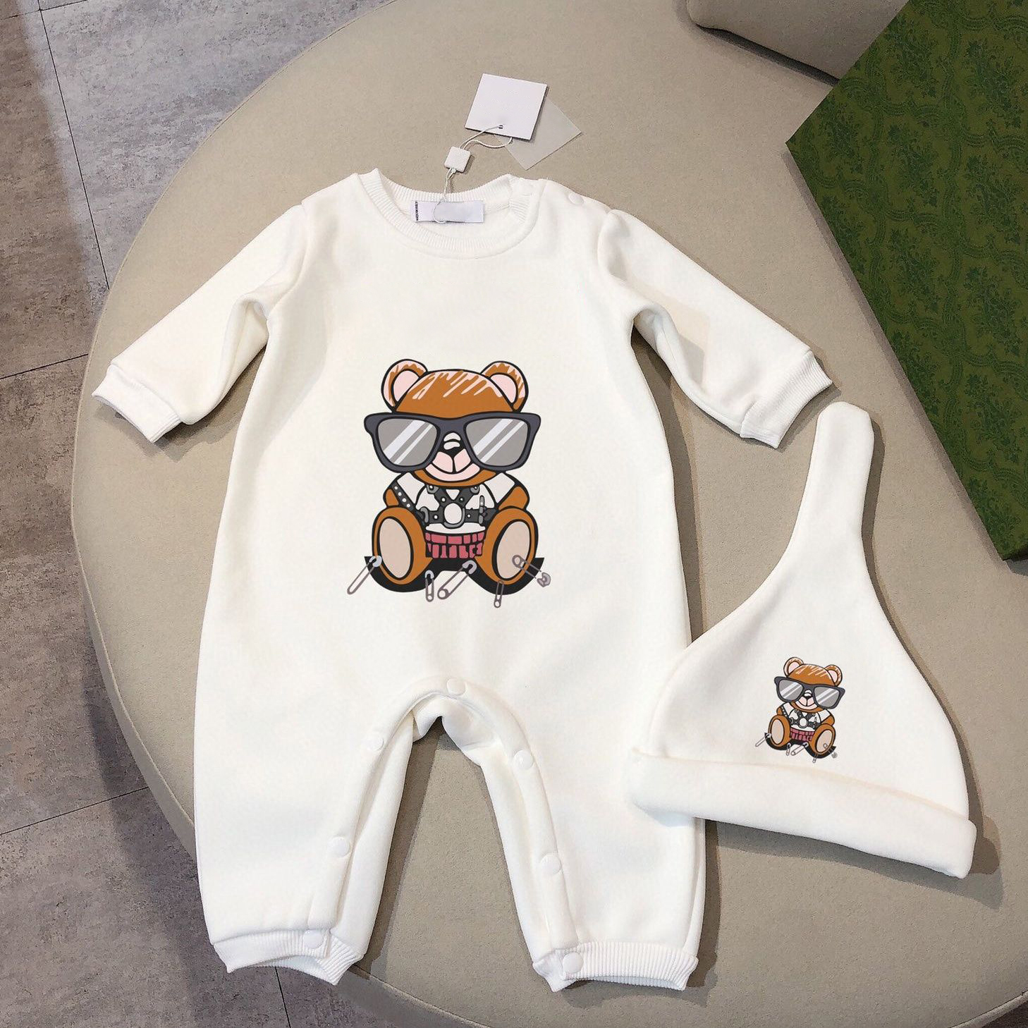 Newborn Sets Infant Born Baby Romper Girl Designer Bear Brand Letter Costume Overalls Clothes Jumpsuit Kids Bodysuit for Babies Outfit
Newborn Sets Infant Born Baby Romper Girl Designer Bear Brand Letter Costume Overalls Clothes Jumpsuit Kids Bodysuit for Babies Outfit