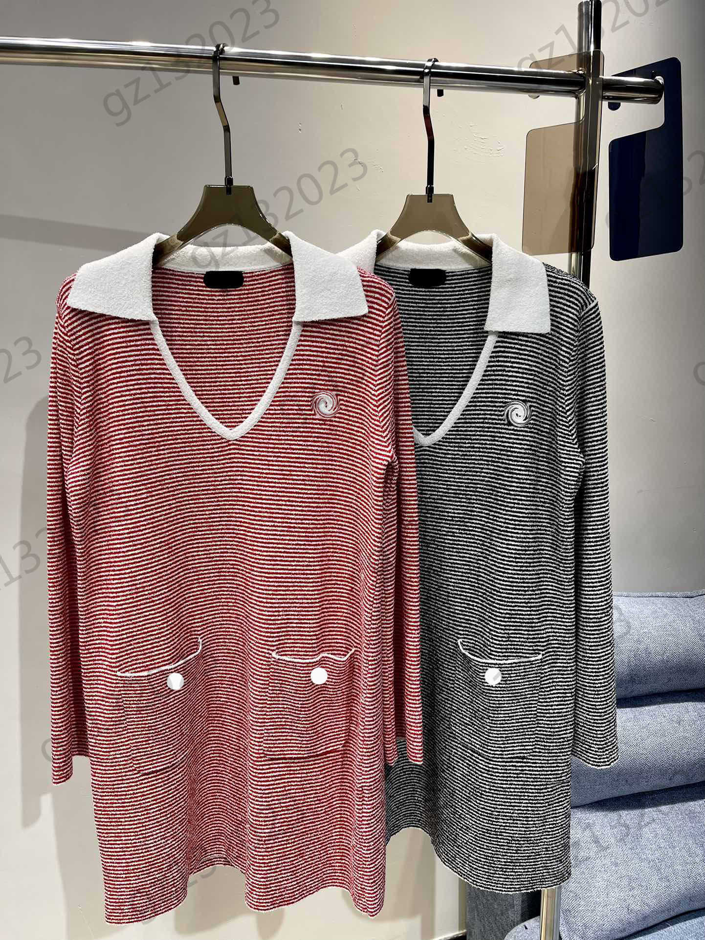 Casual Dresses Womens Designer Dress Color Matching Lapel Deep V Slim Dress Chest Logo Embroidery Pocket Long Sleeve Maxiskit Women Clothing 2 Colors
Casual Dresses Womens Designer Dress Color Matching Lapel Deep V Slim Dress Chest Logo Embroidery Pocket Long Sleeve Maxiskit Women Clothing 2 Colors