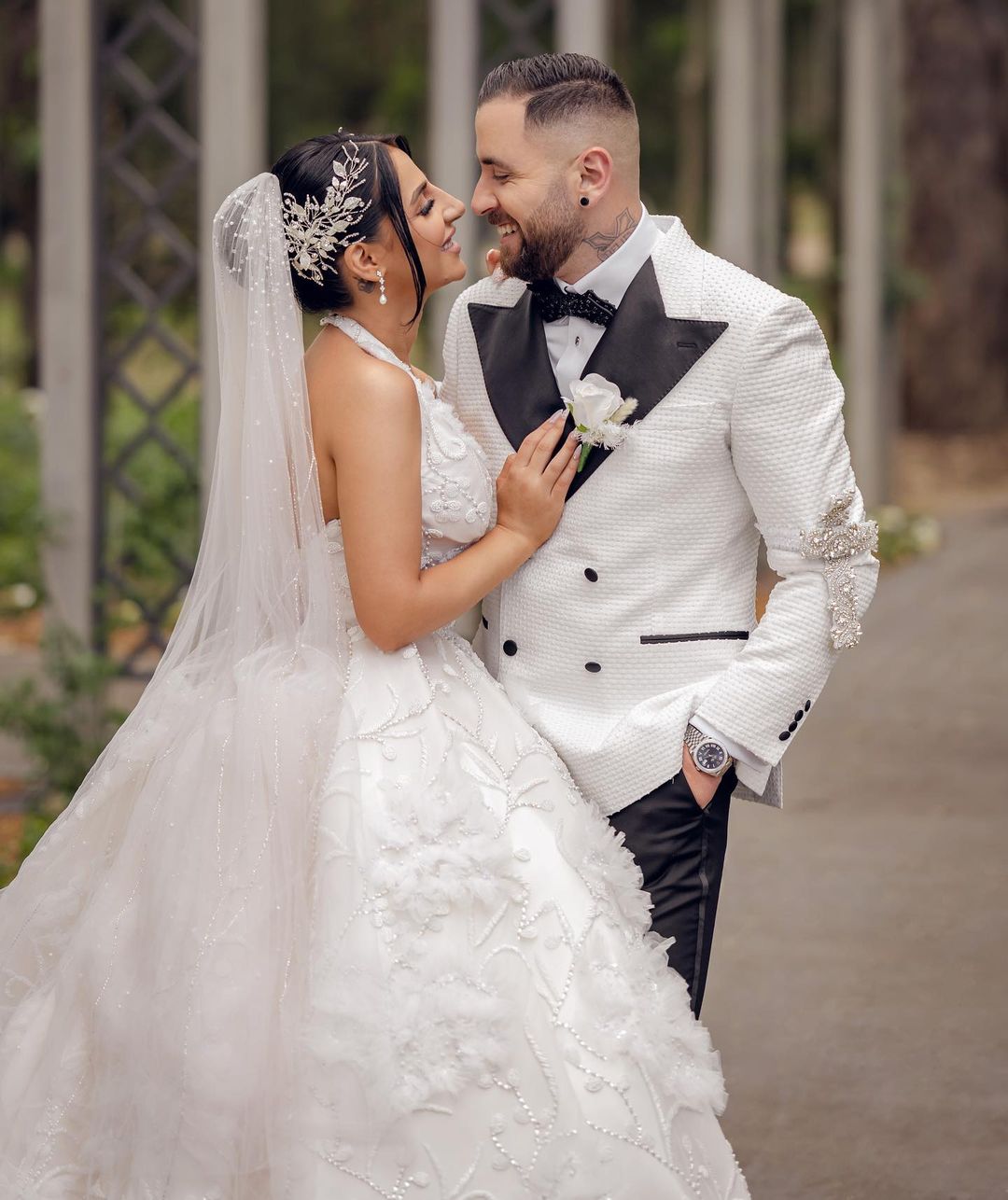 Elegant Halter Beading Wedding Dresses Ball Gown Sleeveless Floor Length Applique Custom Made Plus Size Bridal Gowns
