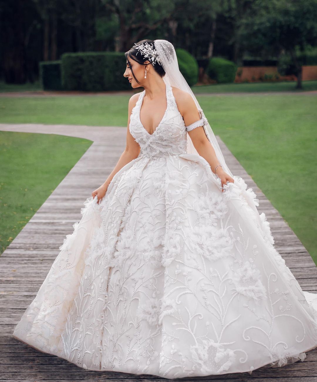 Elegant Halter Beading Wedding Dresses Ball Gown Sleeveless Floor Length Applique Custom Made Plus Size Bridal Gowns