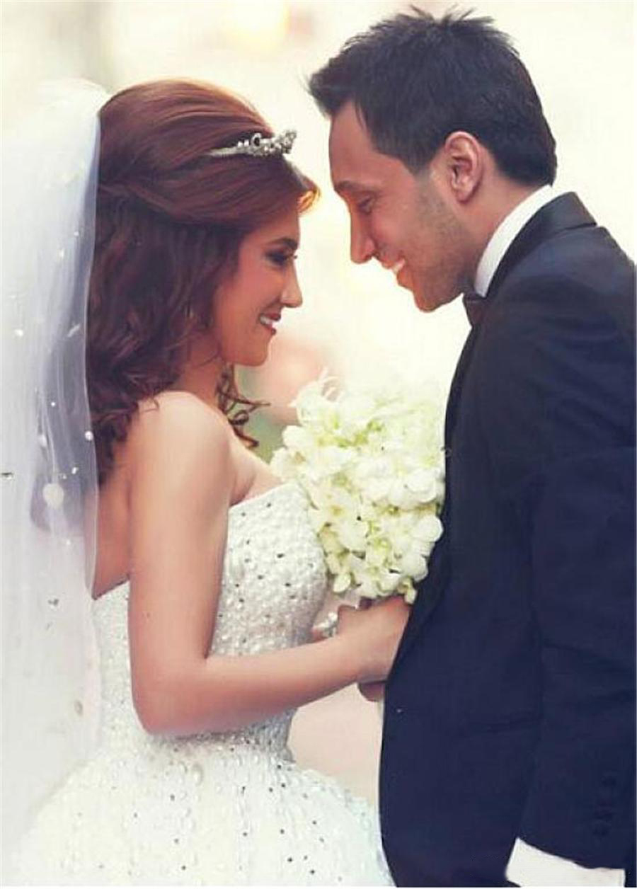Sweetheart Neckline Ball Gown Wedding Dresses with Beadings & Rhinestones full ball gown skirt flows Bridal Dresses