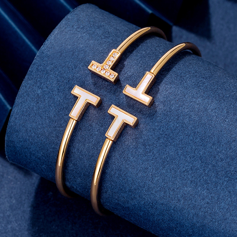 Factory designer bangle Luxury Designer Jewelry Bangle Bracelet Women Double T Fashion Diamond Set Bracelets Colorless Fritillaria
Factory designer bangle Luxury Designer Jewelry Bangle Bracelet Women Double T Fashion Diamond Set Bracelets Colorless Fritillaria