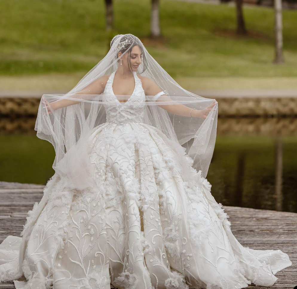Elegant Halter Beading Wedding Dresses Ball Gown Sleeveless Floor Length Applique Custom Made Plus Size Bridal Gowns