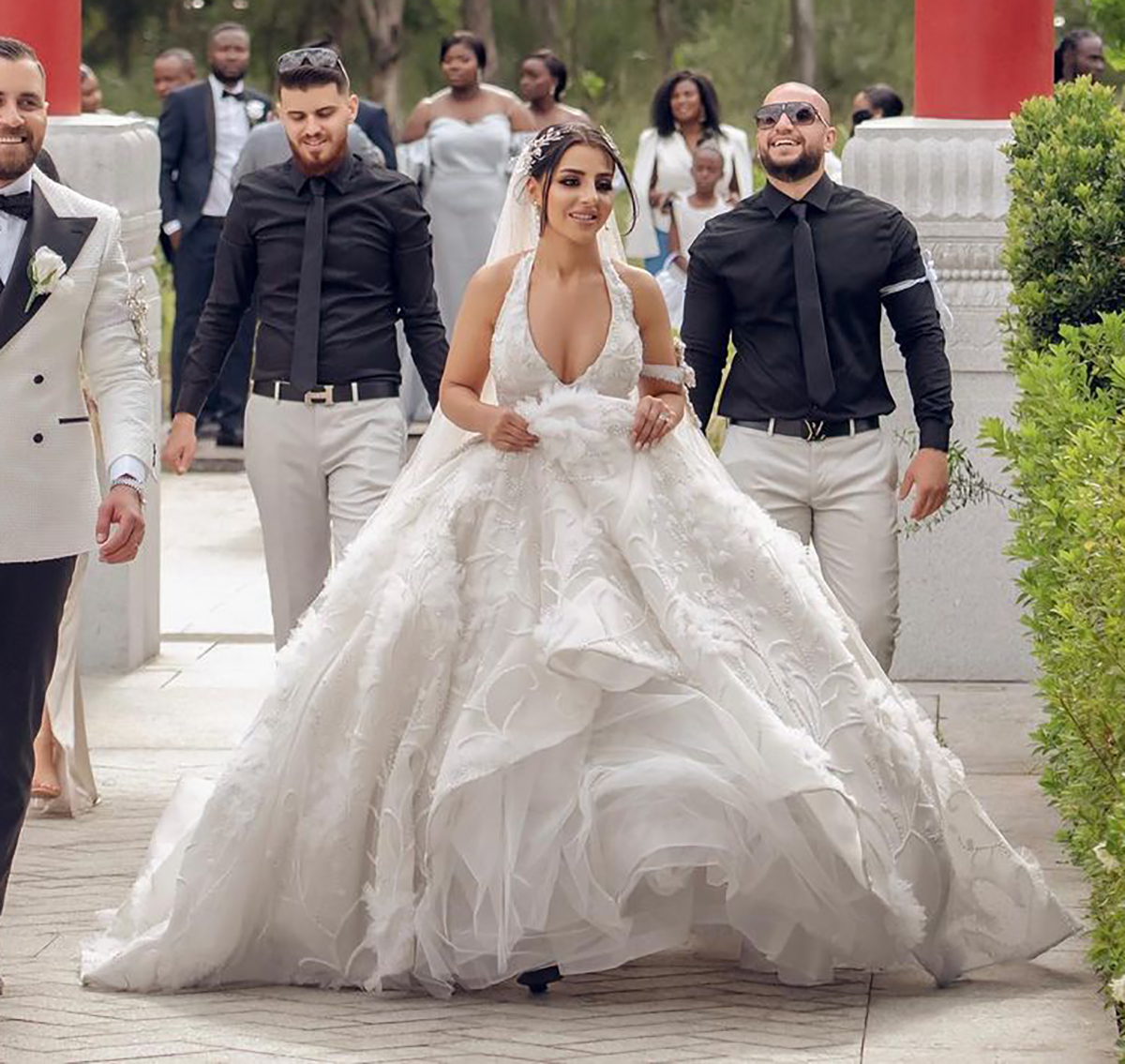 Elegant Halter Beading Wedding Dresses Ball Gown Sleeveless Floor Length Applique Custom Made Plus Size Bridal Gowns