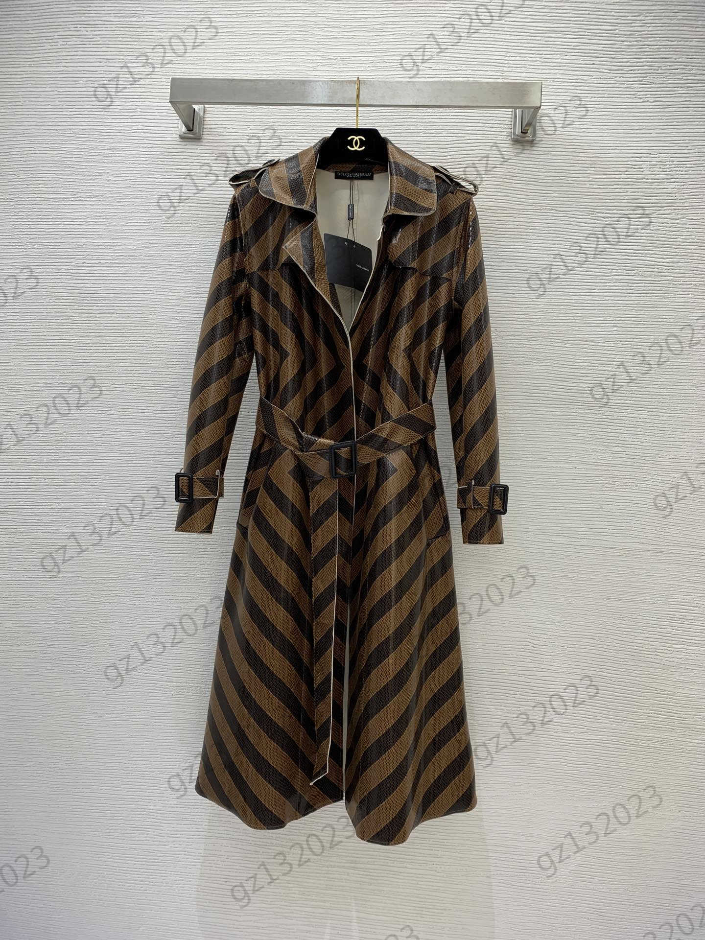 Womens Trench Coats Snakeskin Stripe Glossy Lapel Medium Length Style Trench Coat Shoulder Buckle Design Belt Slim Fashion Outerwear Designer Women Apparel
Womens Trench Coats Snakeskin Stripe Glossy Lapel Medium Length Style Trench Coat Shoulder Buckle Design Belt Slim Fashion Outerwear Designer Women Apparel