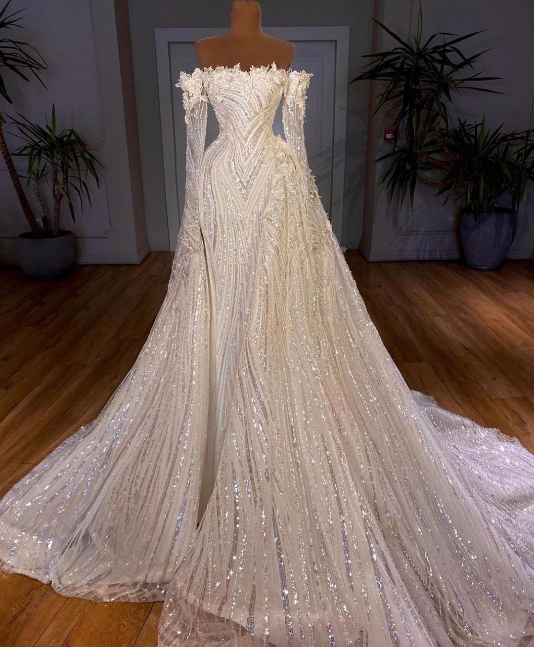 Exquisite Ball Gown Wedding Dresses Appliques Bateau Long Sleeves Sequins Beads 3D Lace Ruffles or Length Celebrity Bridal Gowns Plus Size