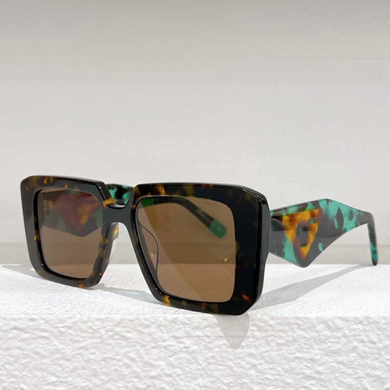 Designer symbolizes sunglasses for men and women Classic square frame inverted triangle legs Fashion brand personality Versatile holiday casual glasses
Designer symbolizes sunglasses for men and women Classic square frame inverted triangle legs Fashion brand personality Versatile holiday casual glasses