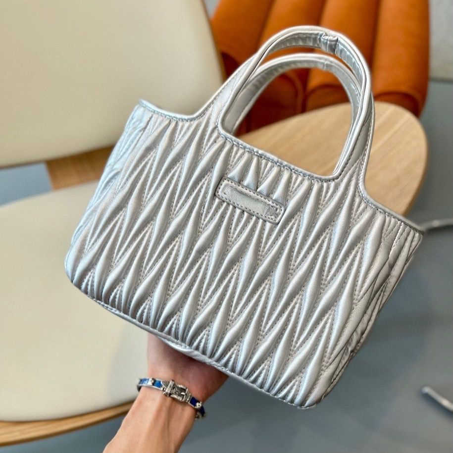 bag Women's miu Luxury Designer Handbags 2023 New Miu Fashion Pleated Tote Bags Portable Multifunctional One Shoulder Bag Gift Box Packaging Factory YK7Q, Blue
bag Women's miu Luxury Designer Handbags 2023 New Miu Fashion Pleated Tote Bags Portable Multifunctional One Shoulder Bag Gift Box Packaging Factory YK7Q, Blue