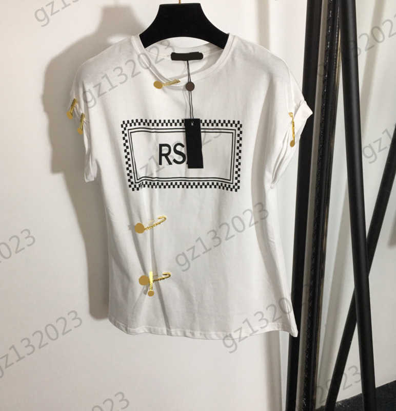 Womens T-shirts Contrasting Colors Letter Printing Metal Pin Trim Round Neck Pullover Tops Front Fold Slim Waist Line Short Sleeve Cool Tees Women Wear 1970
Womens T-shirts Contrasting Colors Letter Printing Metal Pin Trim Round Neck Pullover Tops Front Fold Slim Waist Line Short Sleeve Cool Tees Women Wear 1970