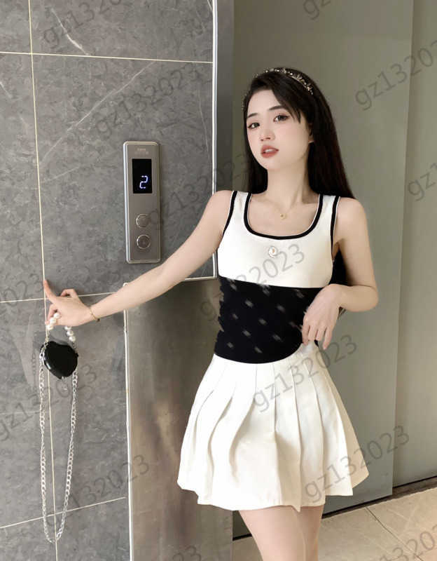 Designer Womens Tanks Camis Black And White Classic Color Scheme Hot Drill Logo Tops Vests U-neck Sleeveless Tight Tees Fashion Brand Women Clothing 1970
Designer Womens Tanks Camis Black And White Classic Color Scheme Hot Drill Logo Tops Vests U-neck Sleeveless Tight Tees Fashion Brand Women Clothing 1970