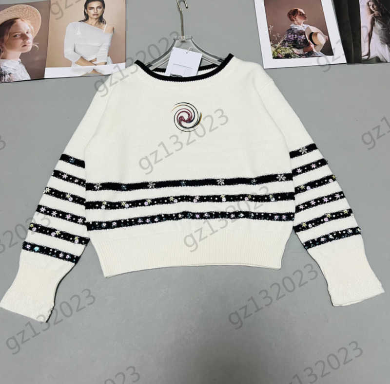 Womens Sweaters Chest Sequin Logo Embroidered Stripe Print Short Knitted Sweater Crew Neck Pullover Fashionable Casual Knitwear Spring Autumn Women Apparel 1970
Womens Sweaters Chest Sequin Logo Embroidered Stripe Print Short Knitted Sweater Crew Neck Pullover Fashionable Casual Knitwear Spring Autumn Women Apparel 1970