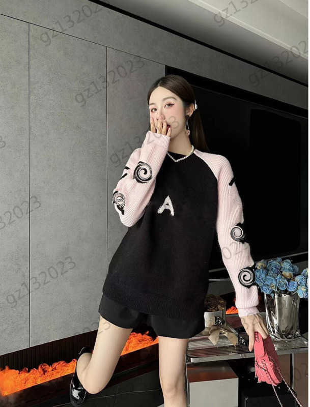 Womens Sweaters Color Combination Long Sleeve Letter Logo Printing Knitted Sweater Silhouette Slim Loose Comfortable Knitwear Designer Brand Women Clothes 1970
Womens Sweaters Color Combination Long Sleeve Letter Logo Printing Knitted Sweater Silhouette Slim Loose Comfortable Knitwear Designer Brand Women Clothes 1970