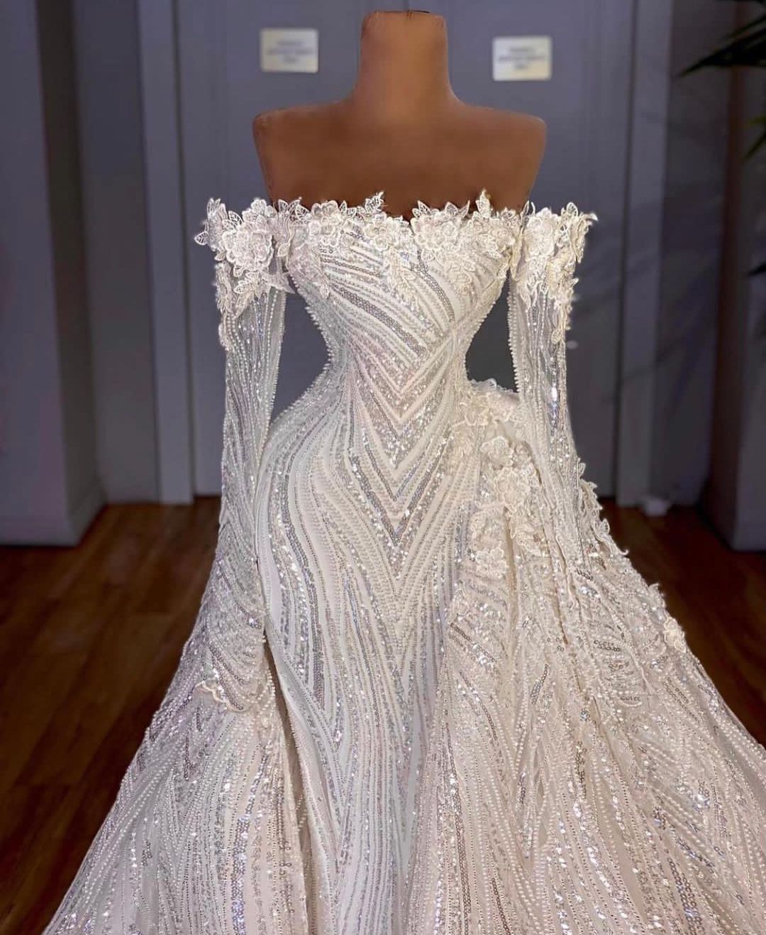 Exquisite Ball Gown Wedding Dresses Appliques Bateau Long Sleeves Sequins Beads 3D Lace Ruffles or Length Celebrity Bridal Gowns Plus Size