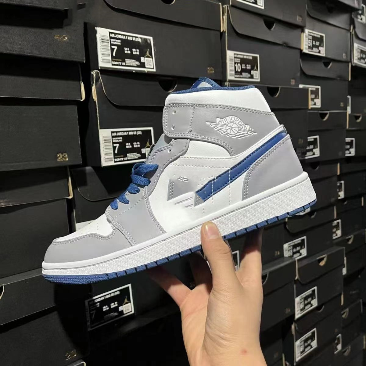 High top Basketball Shoe Buckle Broken Men's and Women's Shoes Couple Student Sports
High top Basketball Shoe Buckle Broken Men's and Women's Shoes Couple Student Sports