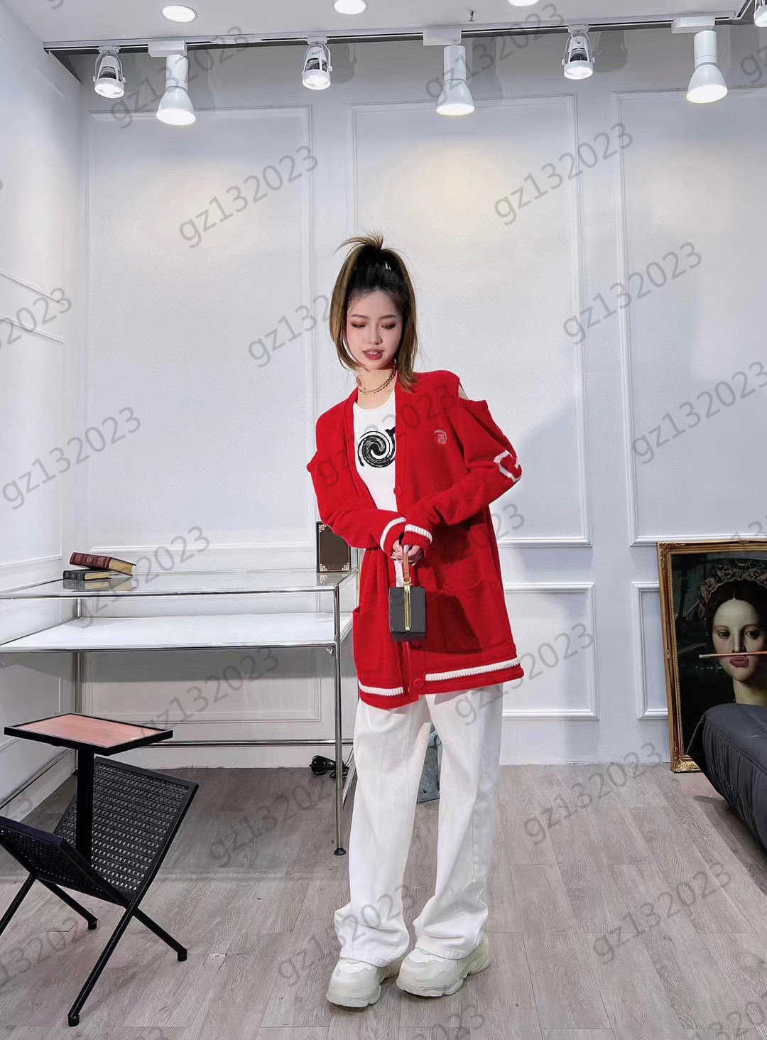 Womens Sweaters Back Letter Printing Off-the-shoulder Knitted Cardigan Button Opening Pockets Loose Warm Knitwear Spring Autumn Fashion Women Clothing
Womens Sweaters Back Letter Printing Off-the-shoulder Knitted Cardigan Button Opening Pockets Loose Warm Knitwear Spring Autumn Fashion Women Clothing