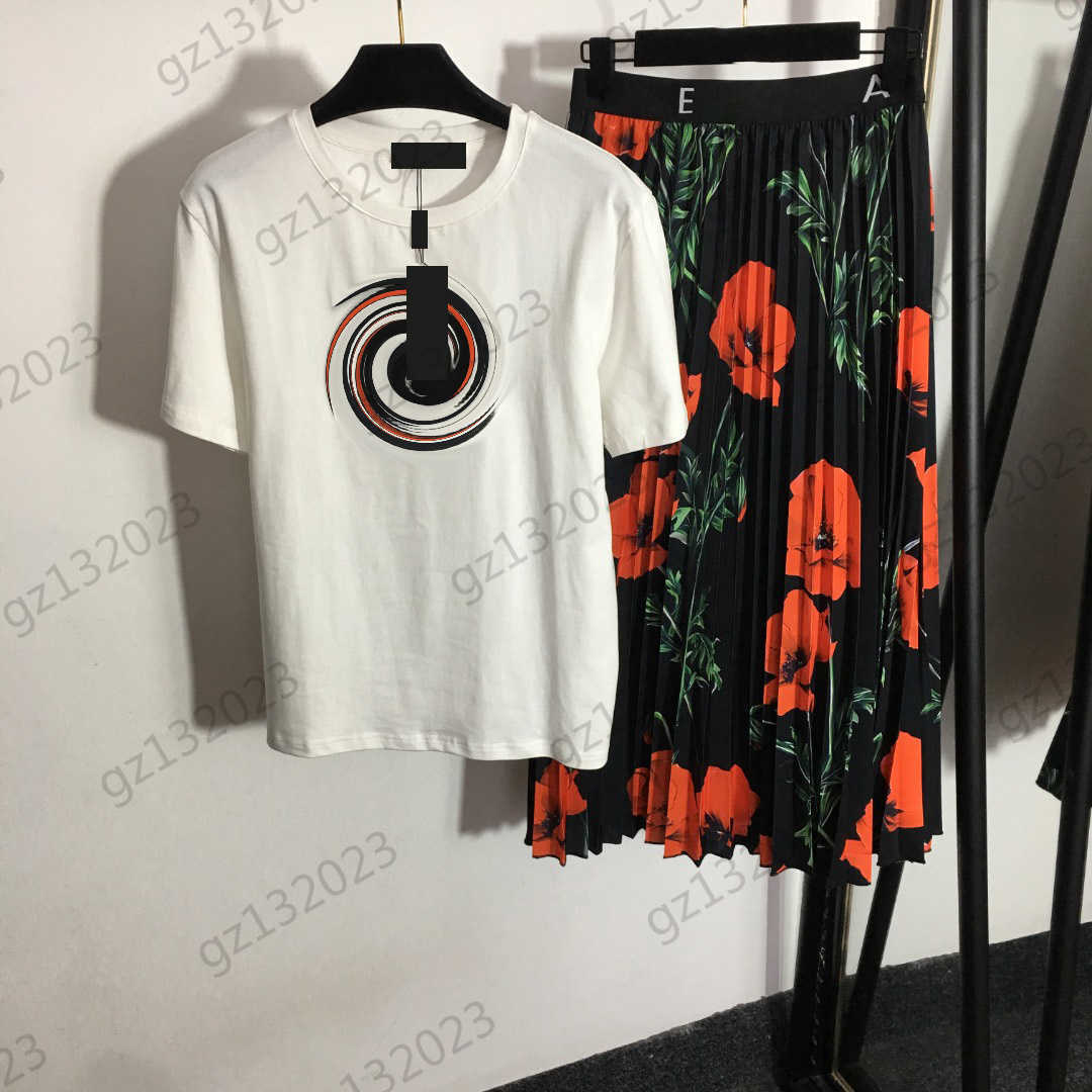 Women Two Piece Dresses Color Matching Logo Embroidery Round Neck Short Sleeve T-shirt Floral Printing High-waisted Pleated Skirts Womens Clothing 2 Colors
Women Two Piece Dresses Color Matching Logo Embroidery Round Neck Short Sleeve T-shirt Floral Printing High-waisted Pleated Skirts Womens Clothing 2 Colors