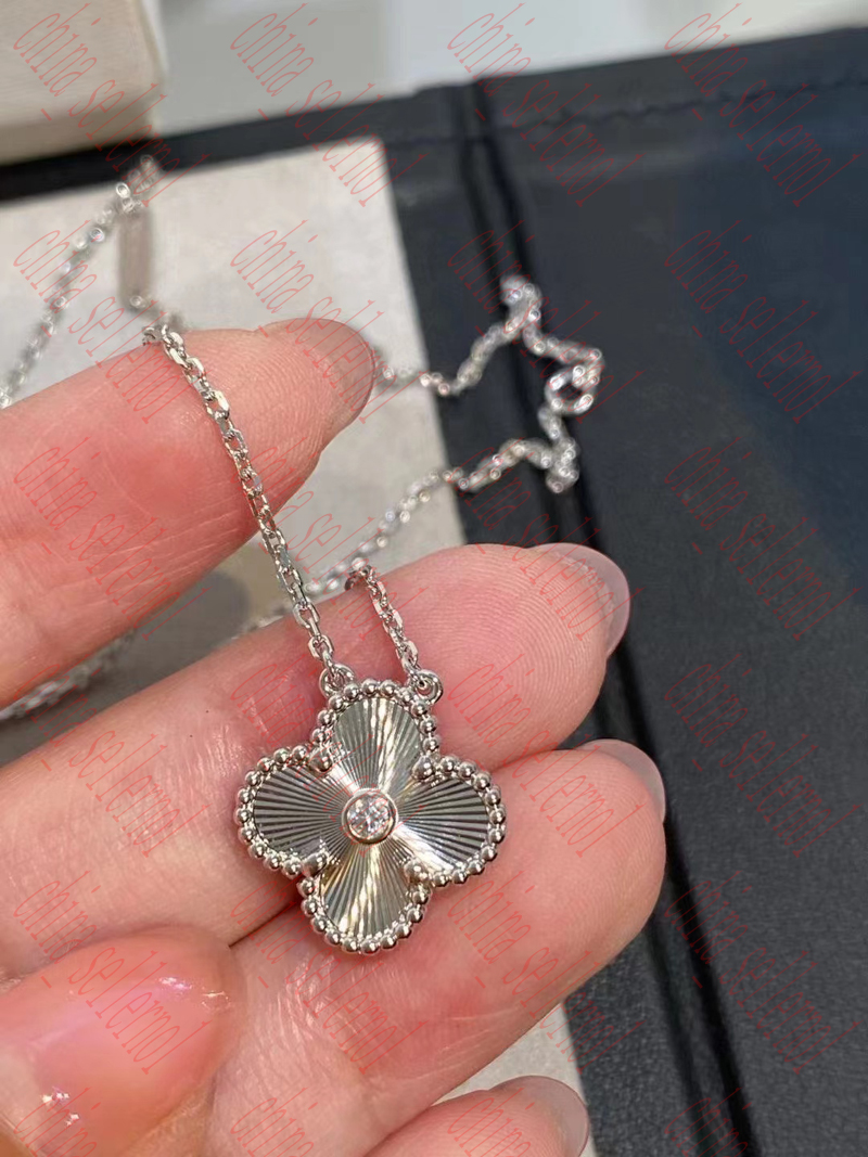 Fashion Necklace Jewelry Four leaf Grass Style Diamond Social Party Gift Designer Carved Diamond
Fashion Necklace Jewelry Four leaf Grass Style Diamond Social Party Gift Designer Carved Diamond