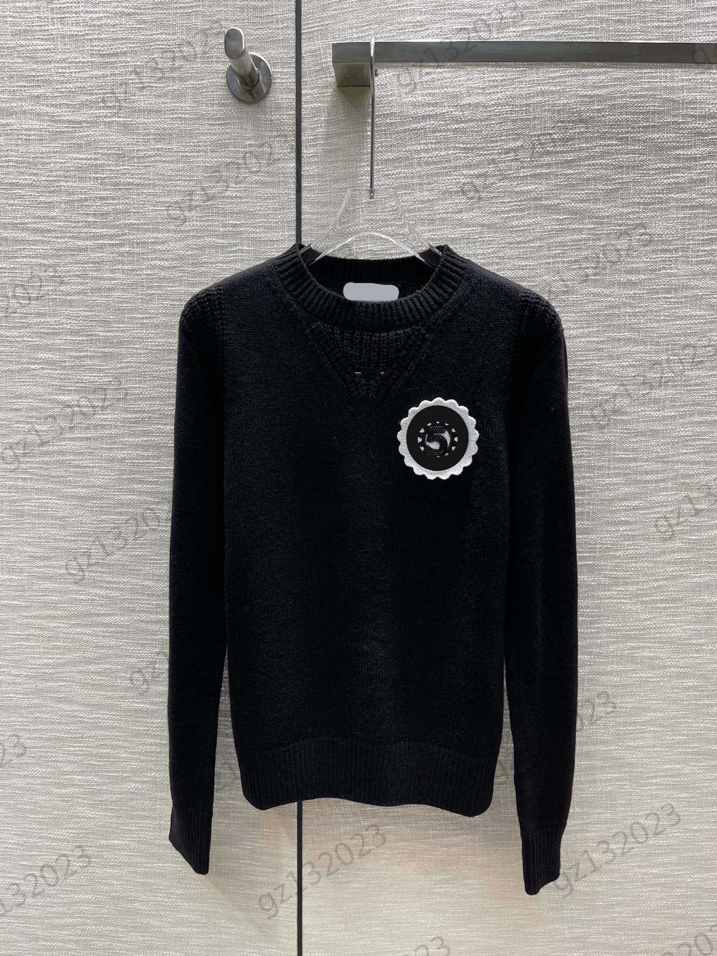 Womens Sweaters Letter Digital Logo Embroidery Classic Crew Neck Pullover Knitted Sweater Wool Yarn Fabric Soft Warm Knitwear Casual Brand Women Clothes
Womens Sweaters Letter Digital Logo Embroidery Classic Crew Neck Pullover Knitted Sweater Wool Yarn Fabric Soft Warm Knitwear Casual Brand Women Clothes