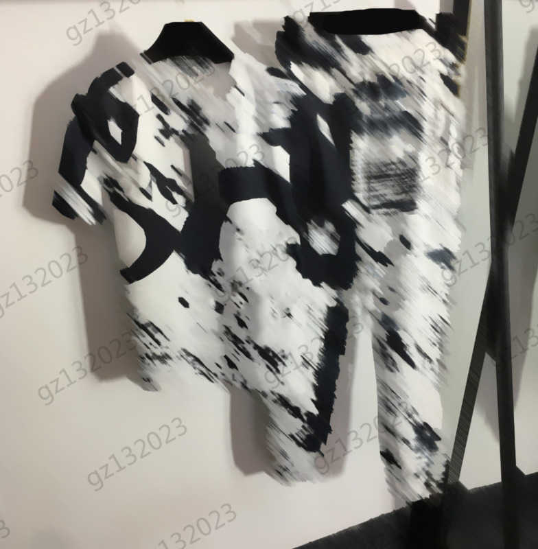 Two Piece Sets Womens Two Pieces Pants Classic Color Scheme Graffiti Letter Print Short Sleeve T-shirt Elastic Waist Drawstring Trousers Women Clothing 1970
Two Piece Sets Womens Two Pieces Pants Classic Color Scheme Graffiti Letter Print Short Sleeve T-shirt Elastic Waist Drawstring Trousers Women Clothing 1970
