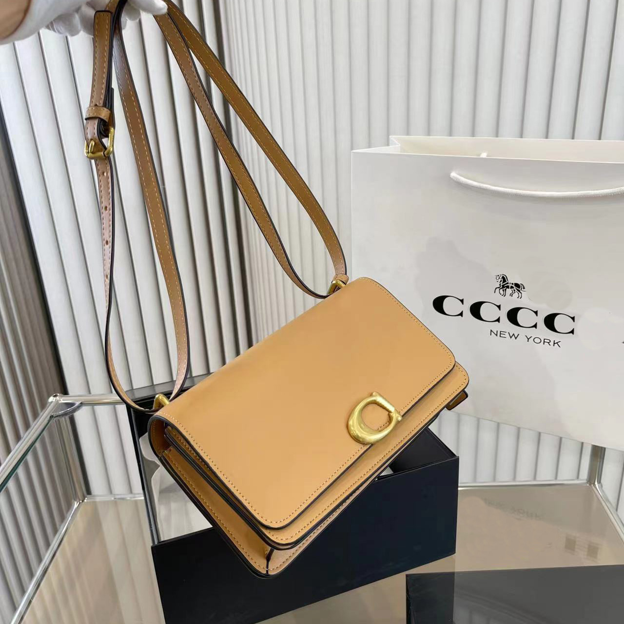 Designers bag leather handbag luxury letter crossbody bag shell bags Multifunctional classic simplicity fashion trend good match very nice gift, White
Designers bag leather handbag luxury letter crossbody bag shell bags Multifunctional classic simplicity fashion trend good match very nice gift, White