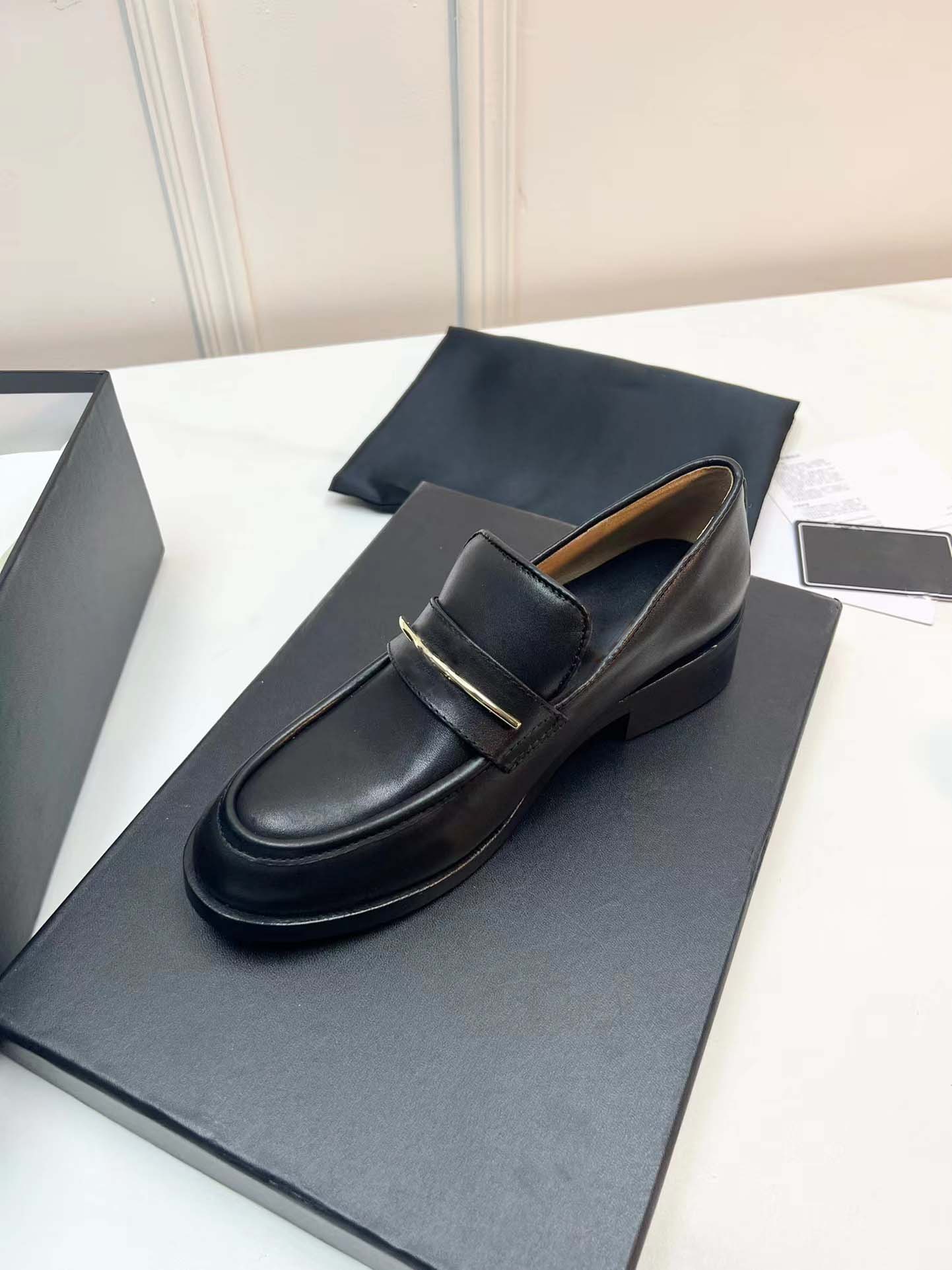 highquality women's leather dress shoes designer loafers Women luxury loafers size 35 to 40 goodquality, Black
highquality women's leather dress shoes designer loafers Women luxury loafers size 35 to 40 goodquality, Black