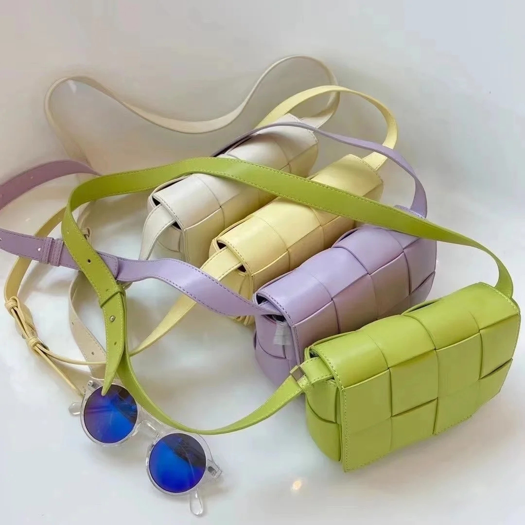 Genuine leather vintage Fashion botega cassette Shoulder bag Luxurys Designers Totes CrossBody Alpin mens womens hangbag classic flap sling pochette make up bags, White
Genuine leather vintage Fashion botega cassette Shoulder bag Luxurys Designers Totes CrossBody Alpin mens womens hangbag classic flap sling pochette make up bags, White